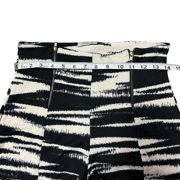 Black-and-white mini short size small. High waist. - Picture 4 of 5